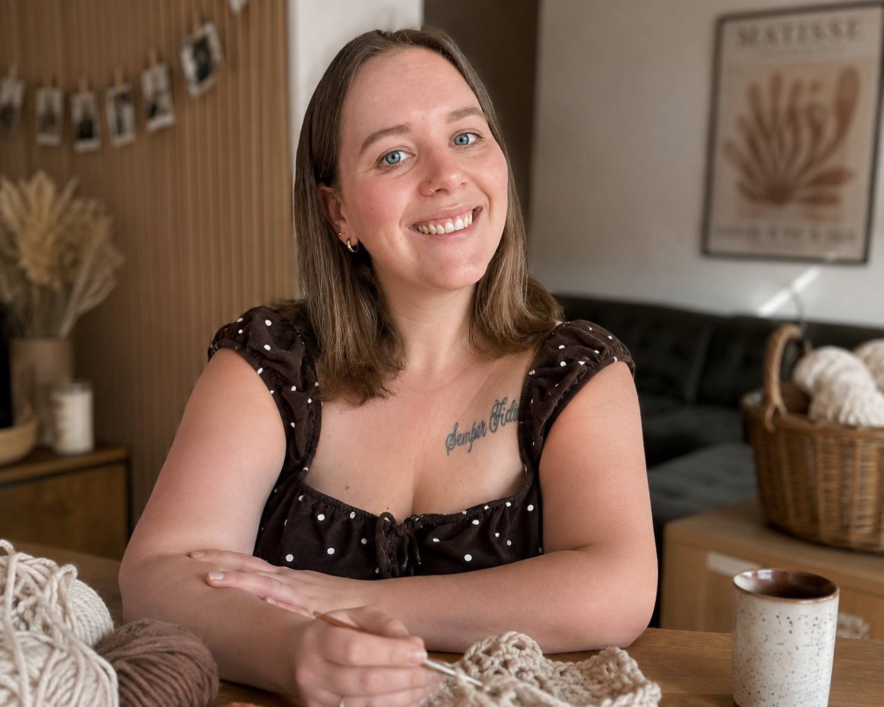 Emily in ihrem Atelier beim Häkeln, umgeben von Wolle und Häkelnadel